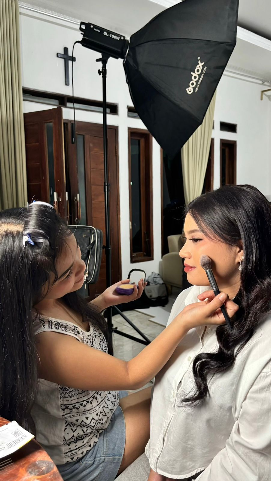 Proses makeup oleh Makeup By Listra