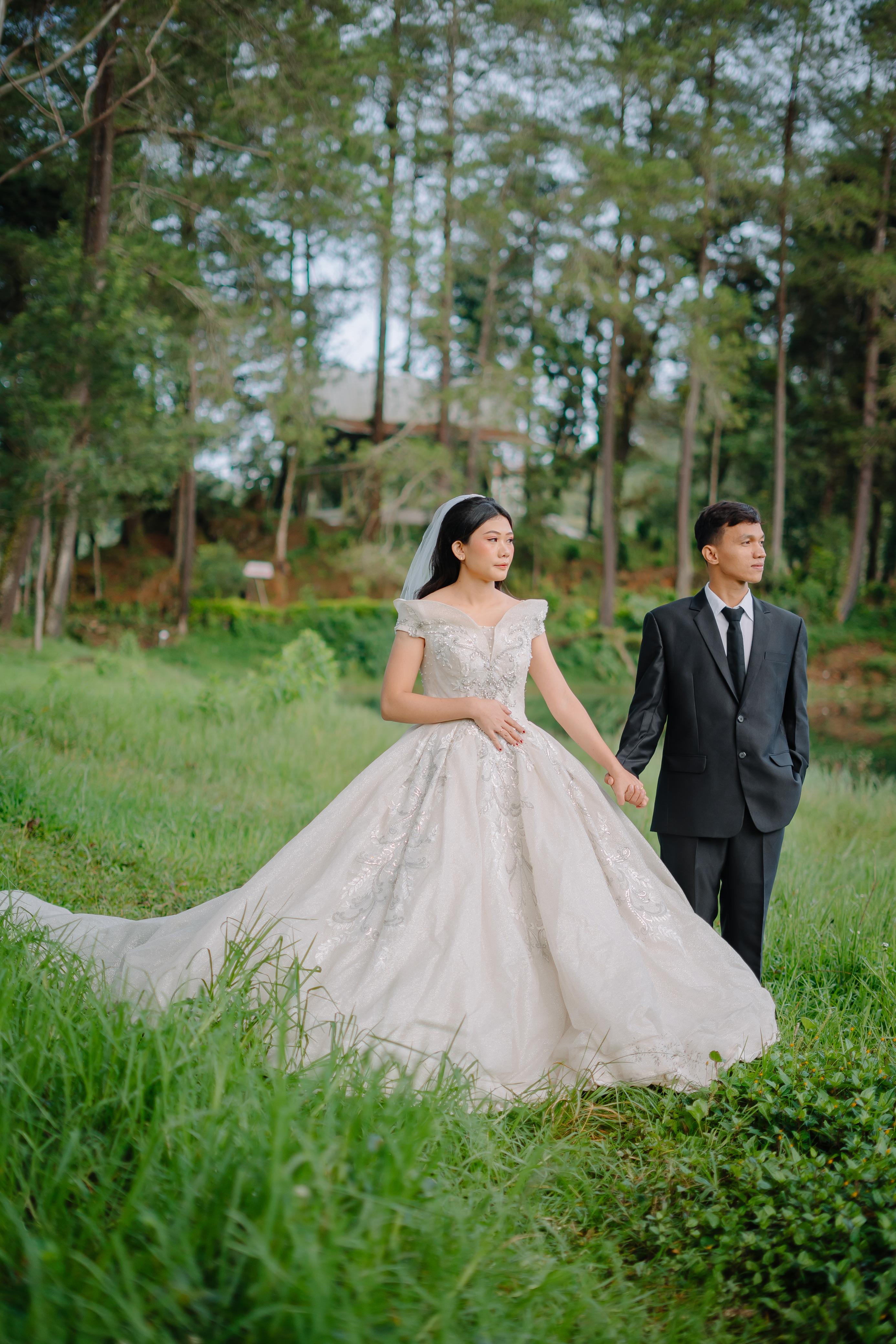 Pasangan pengantin di taman